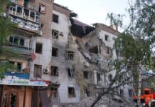 Российские КАБы разрушили два этажа пятиэтажки в Запорожье, есть погибшие