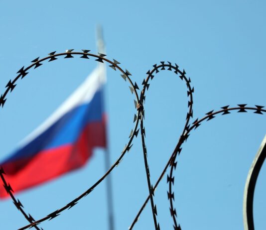 Новые санкции ЕС уже парализуют переводы денег из России за границу, — СМИ
