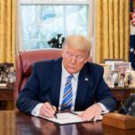 Трамп показал макет новой 100-долларовой купюры со своей подписью