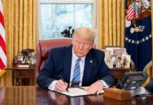 Трамп показал макет новой 100-долларовой купюры со своей подписью