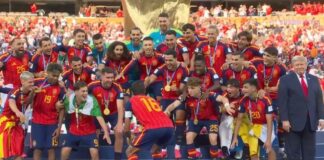 Трамп и президент FIFA вручили сборной Испании кубок ЧМ-2026