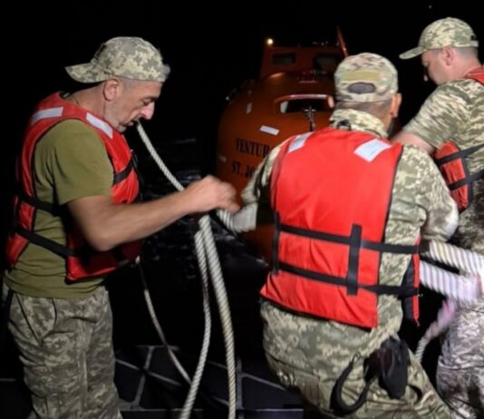 Сутки среди моря. Пограничники спасли филиппинца с судна, пораженного дроном