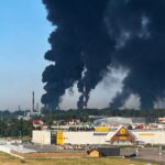 У Ярославській області палає нафтозавод – один з найбільших у Росії: відео
