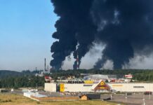 У Ярославській області палає нафтозавод – один з найбільших у Росії: відео