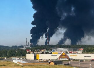 У Ярославській області палає нафтозавод – один з найбільших у Росії: відео