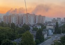 Новоросійськ атакували дрони: уламки збитих падали на будинки – відео