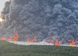 На Москву летіли сотні БпЛА, горить найбільший склад Wildberries і Домодєдово – фото, відео