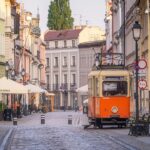 Викрутили руку та зламали іграшку. У Польщі двоє дорослих напали на українських дітей