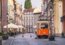 Викрутили руку та зламали іграшку. У Польщі двоє дорослих напали на українських дітей