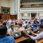 «Зайти легше, ніж вийти». Рада не дала скласти мандати двом нардепам від Слуги народу