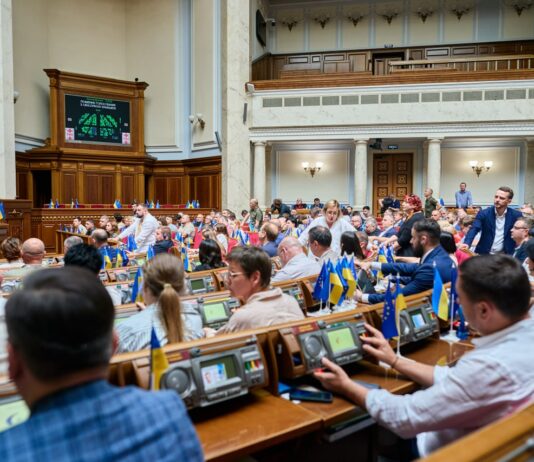 «Зайти легше, ніж вийти». Рада не дала скласти мандати двом нардепам від Слуги народу