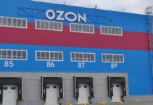 Дрони атакували Оренбург: горів склад маркетплейсу Ozon – відео