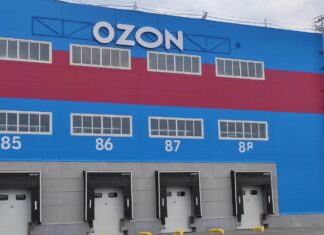 Дрони атакували Оренбург: горів склад маркетплейсу Ozon – відео