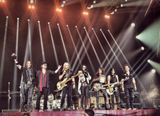Мариупольская художница показала, как Джонни Депп и Hollywood Vampires поддерживают Украину во время тура, — ФОТО