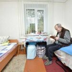 Правительство продлило программу ухода за пожилыми ВПЛ и людьми с инвалидностью до 2028 года