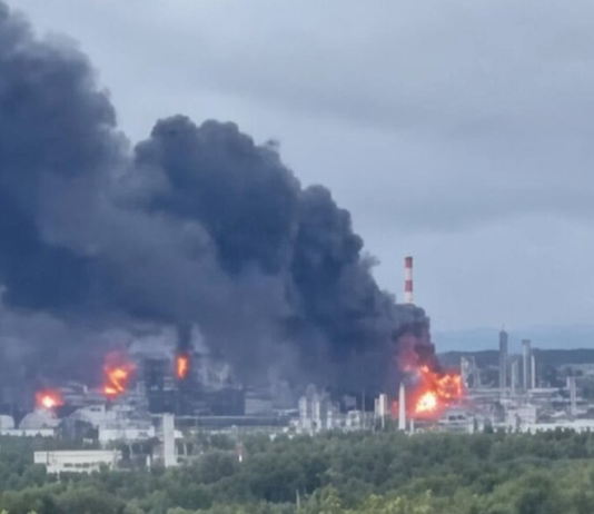 Нефтяные объекты, аэродромы и ракетное подразделение: Зеленский подвел итоги ударов по РФ