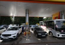 «Бензина нет»: россияне снова жалуются на дефицит, заправки пустые даже в Москве