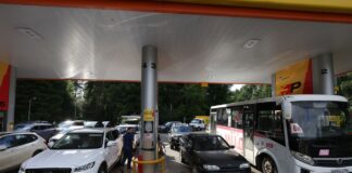 «Бензина нет»: россияне снова жалуются на дефицит, заправки пустые даже в Москве