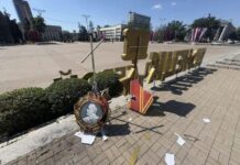 Сине-желтый дым над центром Донецка: дроны ударили по оккупационной символике