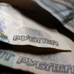 Россияне массово выводят деньги из страны: в разведке раскрыли, чего они боятся