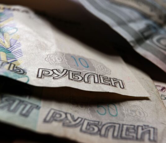 Россияне массово выводят деньги из страны: в разведке раскрыли, чего они боятся