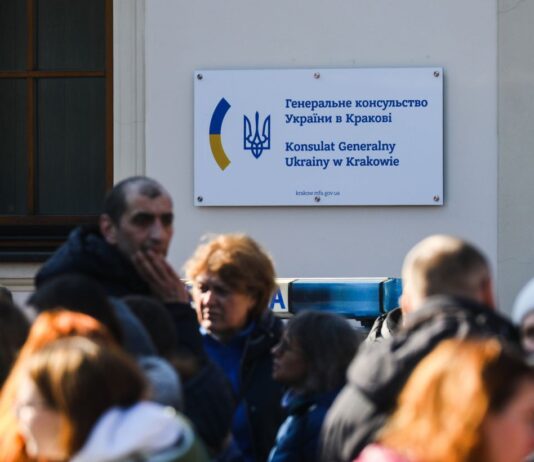 Украинским детям за границей упростили консульский учет: что изменилось