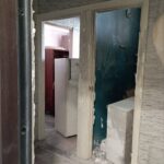 «А если вернутся хозяева?»: в Мариуполе показали квартиры, предложенные оккупантами в качестве компенсационного жилья, — ФОТО