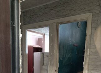 «А если вернутся хозяева?»: в Мариуполе показали квартиры, предложенные оккупантами в качестве компенсационного жилья, — ФОТО