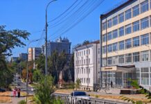 Ремонт после ремонта: на корпусе ПГТУ в Мариуполе начала осыпаться штукатурка, — ФОТОФАКТ
