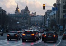 Авто «просится» в вашу полосу: должны ли вы его пропустить