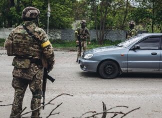 Транспорт ловят на слух. РФ применяет новую тактику с дронами на фронте (видео)