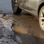 Влетели в яму и повредили авто: как добиться компенсации за ремонт
