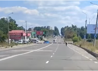 Петровский район Донецка отрезали от города: транспорт почти не ходит, люди вынуждены идти пешком, — ВИДЕО