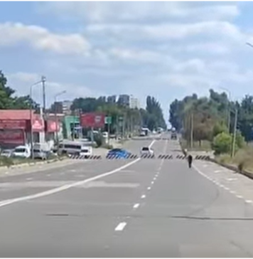 Петровский район Донецка отрезали от города: транспорт почти не ходит, люди вынуждены идти пешком, — ВИДЕО
