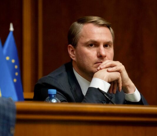 Колишнього генпрокурора Кравченка звільнили з органів прокуратури. Він сам попросив про це