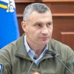 У Києві росіяни вдарили по офісній будівлі: загинуло чотири людини на парковці