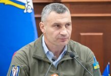 У Києві росіяни вдарили по офісній будівлі: загинуло чотири людини на парковці