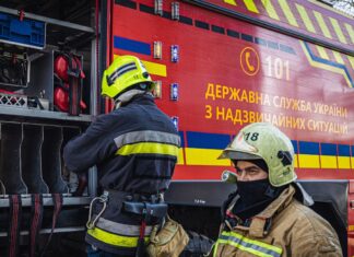 Россияне ударили дроном по ТЦ в Харькове, ранены