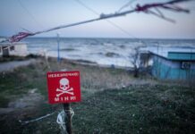 В Коблево семья взорвалась на мини на закрытом пляже
