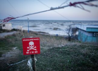 В Коблево семья взорвалась на мини на закрытом пляже