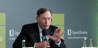 Инициатива на фронте принадлежит Украине, — эксдиректор ЦРУ Петреус