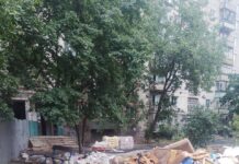 Двор дома на Курчатова в Мариуполе завалили мусором, — ФОТОФАКТ