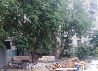 Двор дома на Курчатова в Мариуполе завалили мусором, — ФОТОФАКТ