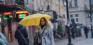 Погода разделит Украину пополам: где сильно похолодает и зальют дожди, а где удержится тепло