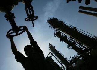 В РФ значительно обрушилась добыча нефти из-за украинских ударов дронами
