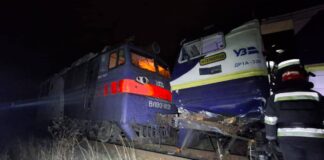 У Львові зіткнулися два потяги: машиніста затиснуло в кабіні, є постраждалі