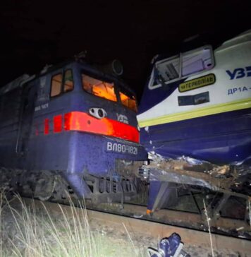 У Львові зіткнулися два потяги: машиніста затиснуло в кабіні, є постраждалі