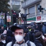 У Франції сотні тисяч людей знову вийшли на протести. Гасла були і проти Макрона, і проти Ле Пен