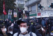 У Франції сотні тисяч людей знову вийшли на протести. Гасла були і проти Макрона, і проти Ле Пен