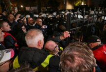 У Польщі поліція і протестувальники під Конституційним судом. Туск і опозиція пояснюють по-різному